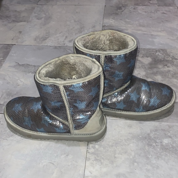 Star blue sequin size 4y Ugg class short cosmo 6 in women winter fluffy boots - Picture 7 of 8